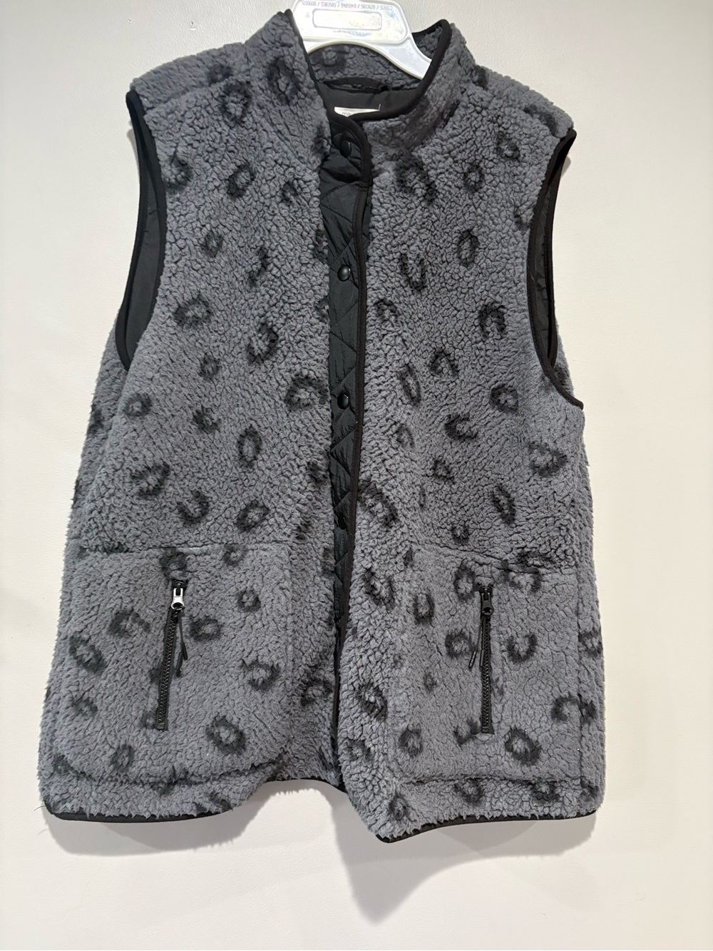 Maurices XL Gray Leopard Print Sherpa Vest Faux Fur Zip Pockets Quilted